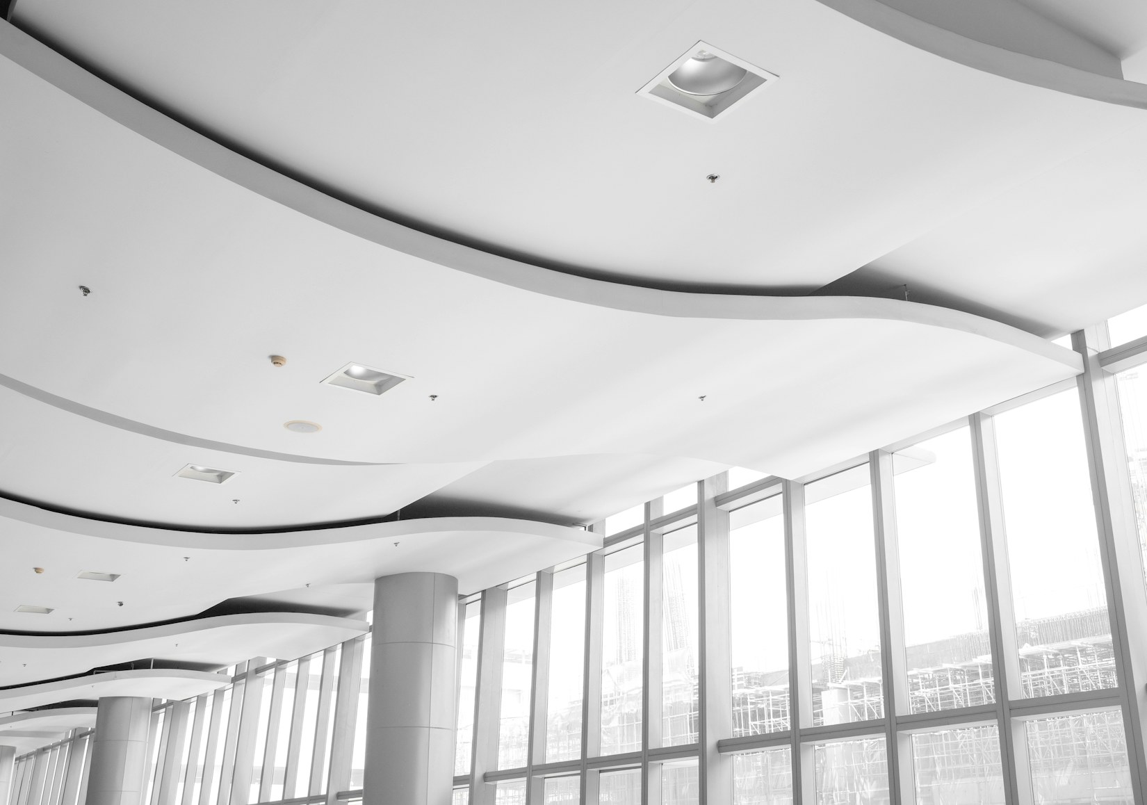Curved ceiling above a fully glazed facade Curved ceiling above a fully glazed facade