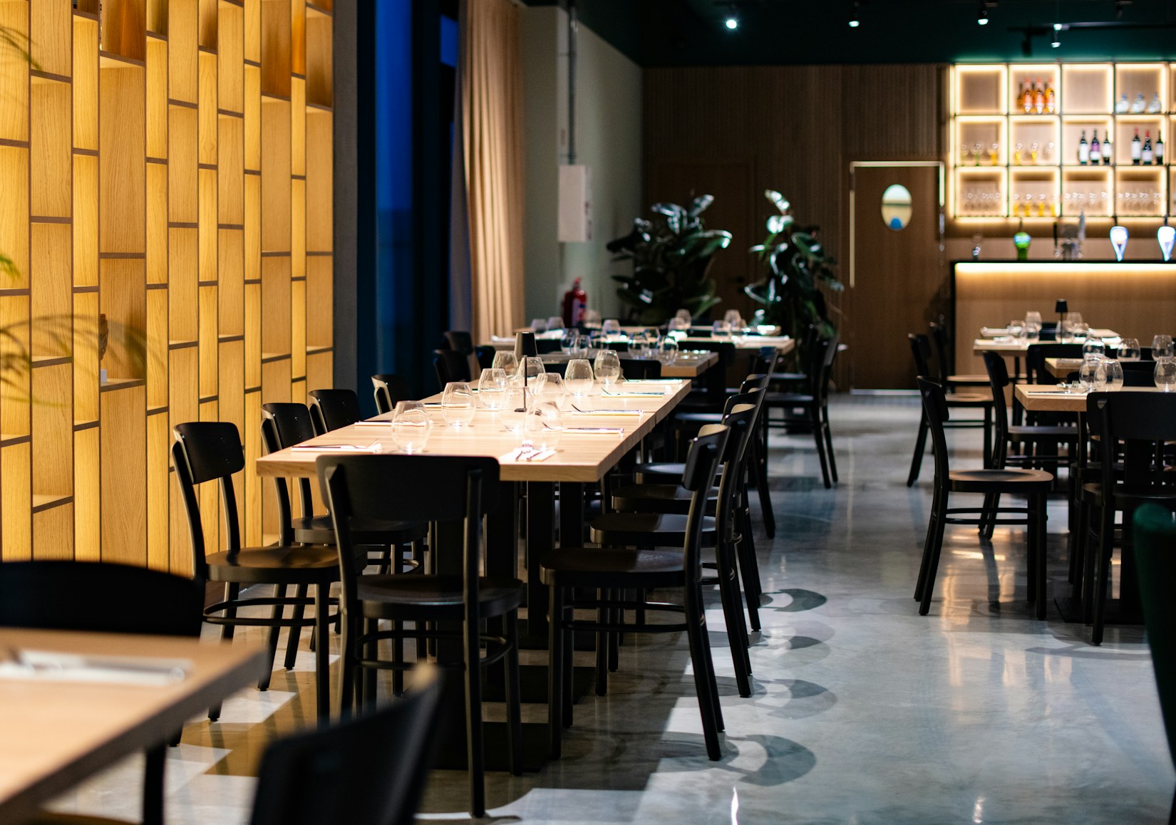 Restaurant dining room with bar Restaurant dining room with bar